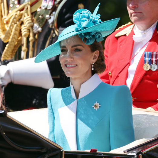 Kate Middleton homenageia Diana com visual azul celeste no Trooping the Colour