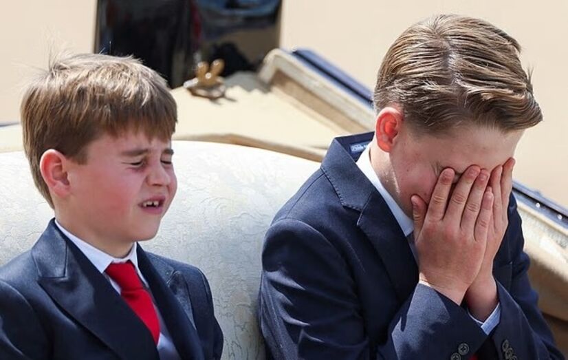 Príncipes George e Louis no Trooping the Colour, em Buckingham