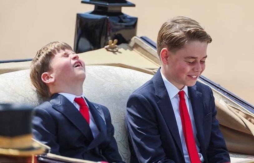 Príncipes George e Louis em momentos de cumplicidade no Trooping The Colour