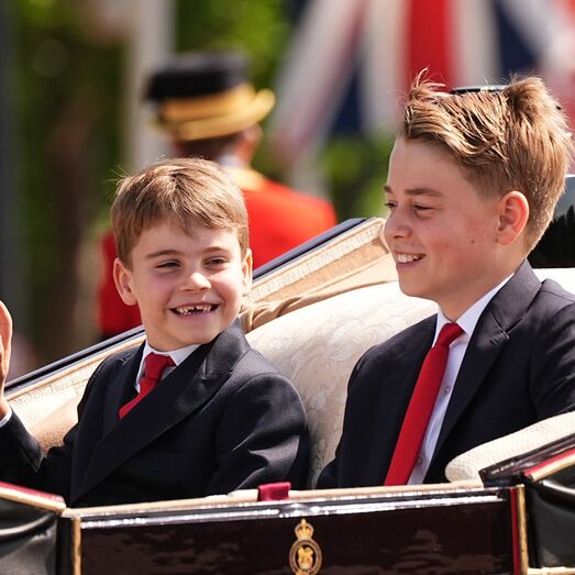 Príncipes George e Louis mostram cumplicidade no Trooping the Colour, em Londres