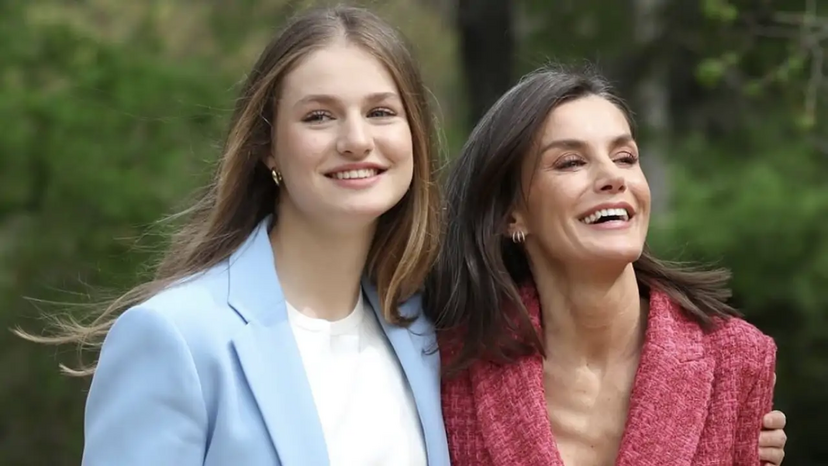 Letizia descontraída ao lado da filha Leonor