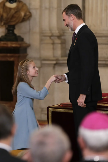 Princesa Leonor presta reverência ao pai, o rei Felipe VI, em Espanha