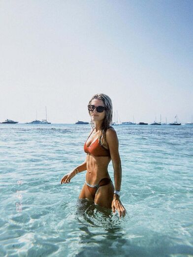Pimpinha Jardim desfruta de férias em Formentera com amigos e família