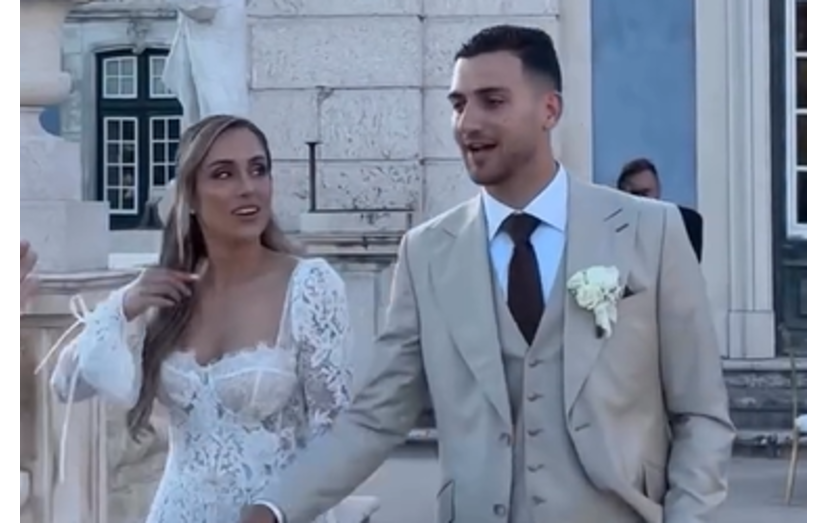 Diogo Dalot casou com Cláudia Pinto Lopes numa cerimónia elegante.
