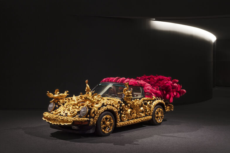 Porsche de Joana Vasconcelos mergulhado em talha dourada
