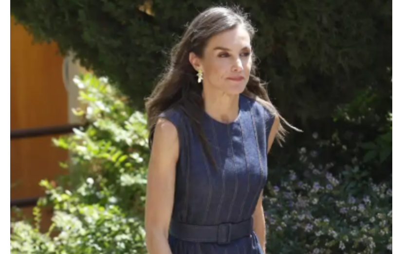Rainha Letizia veste ganga em visita oficial com um look fresco e elegante