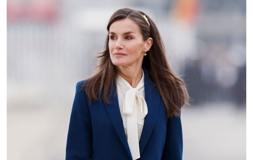 Letizia Ortiz surge num fato azul elegante e uma blusa branca com laço