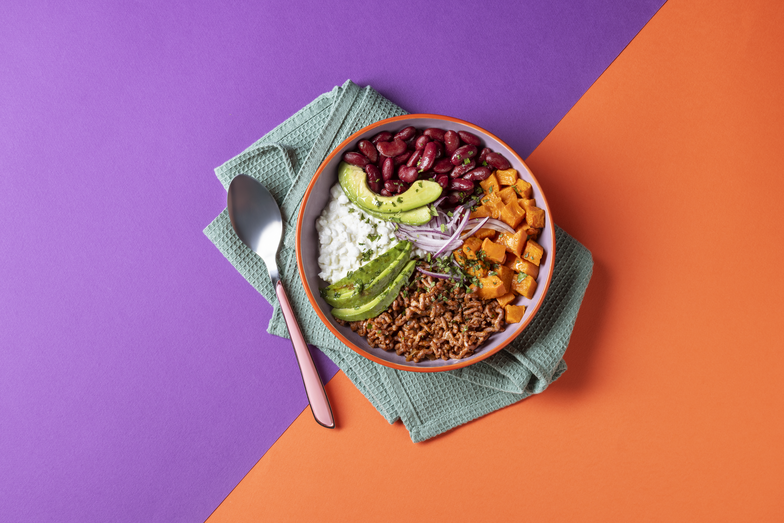 Taco bowl com carne, feijão, batata doce, queijo cottage e abacate
