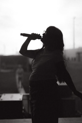 A cantora exibiu a barriga no seu Instagram