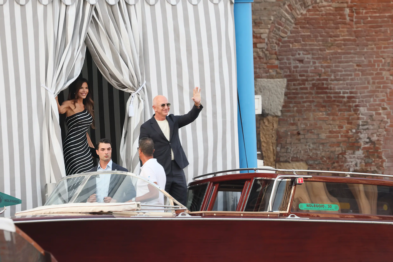 Jeff Bezos e Lauren Sanchez chegam a Veneza para casamento de três dias