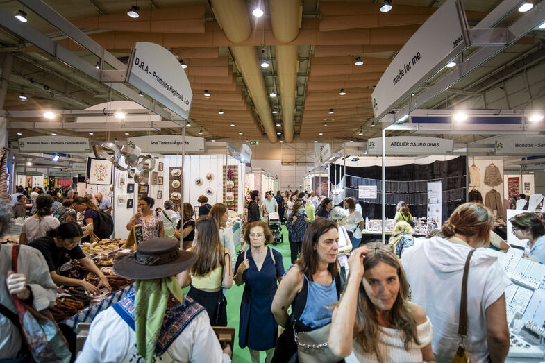 Multidão visita stands de artesanato regional, como Atelier Sauro Dinis e Madalena Novo