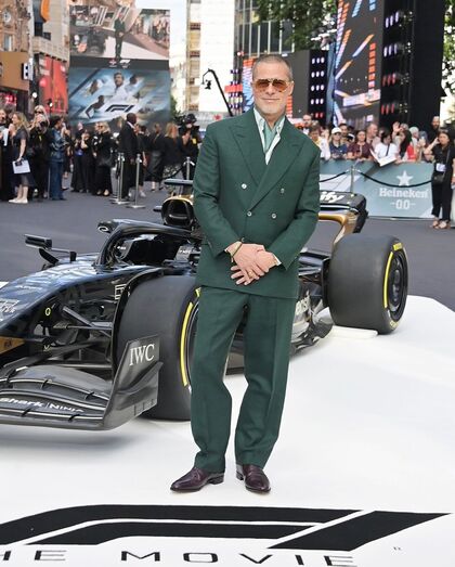 Brad Pitt marca presença no evento para promover novo filme sobre fórmula 1