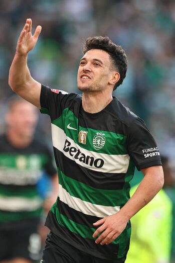 Jogador do Sporting CP saúda adeptos