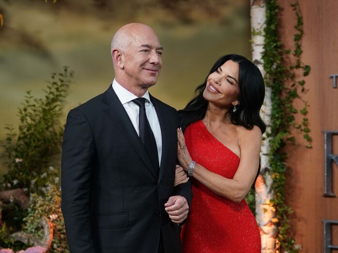 Jeff Bezos e Lauren Sánchez posam juntos num evento