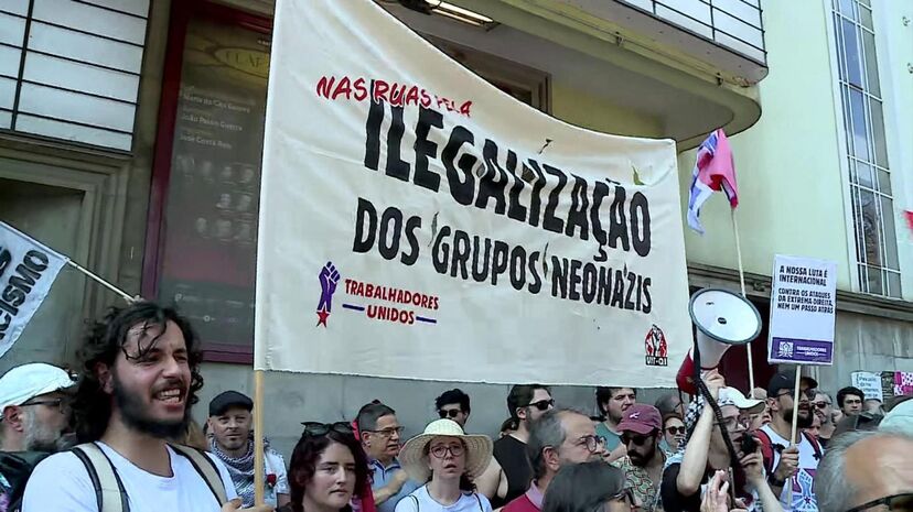 Manifestantes exigem a ilegalização de grupos neonazis em Portugal à porta de A Barraca