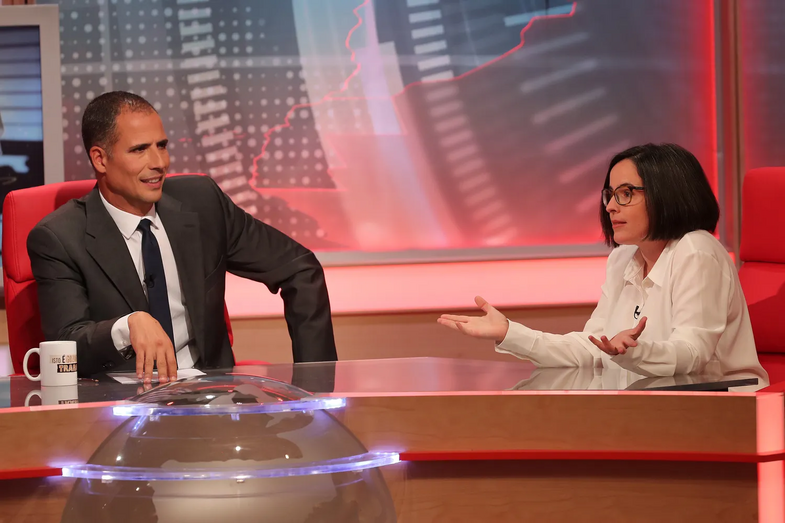 Ricardo Araújo Pereira apoia Joana Marques em tribunal, sublinhando uma amizade e defesa da liberdade de humor