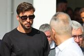 Diogo Jota surge no funeral com óculos escuros