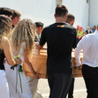Funeral de Diogo Jota: família carrega caixão em cerimónia marcada pela consternação