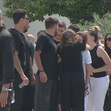 Viúva de Diogo Jota abraça caixão do marido, numa cerimónia marcada pela emoção