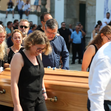 Funeral com luto e dor visíveis