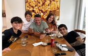 Alejandro Sanz relaxa com a família durante as férias