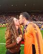 Jogador do Wolves celebra vitória com a sua cara metade