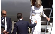 Brigitte ignora Macron ao descer de avião, gerando controvérsia após escândalo anterior
