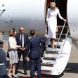 Brigitte Macron ignora Emmanuel Macron ao sair de um avião, perante convidados