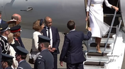 Brigitte ignora Macron ao descer de avião, gerando polémica após escândalo anterior.
