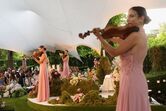 Princesa Iman celebra um mês de casamento de luxo com Sherman, em festa com música e elegância.

