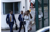 Inês Marques a chegar à polícia acompanha da mãe Ana Martins