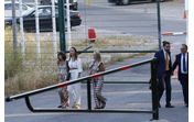 Inês Marques a chegar à polícia acompanha da mãe Ana Martins