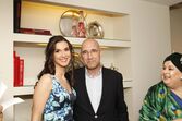 Um homem e uma mulher posam junto a livros sobre ourivesaria