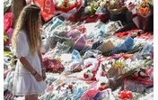 Rute Cardoso em Liverpool, vestida de branco, junto a tributos florais