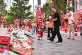Homenagens a Cristiano Ronaldo em Liverpool, com flores e cachecóis
