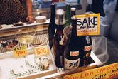 Sake e ostras à venda no Japão, um dos destinos de lua de mel de Sara Rocha e Alexandre Poço