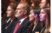 Rei Felipe VI, rainha Letizia e filhas num evento após estudos de Sofia em Lisboa