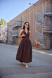Vestido castanho domina a moda de verão, com transição para o outono/inverno