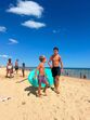 Pessoas aproveitam dia de sol na praia algarvia