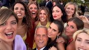 Grupo de convidados divertidos na cerimónia