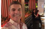 João Baião desfruta de férias num restaurante