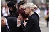Sharon Osbourne emocionada no funeral de Ozzy Osbourne