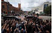 Cortejo fúnebre de Ozzy Osbourne emociona fãs em Birmingham