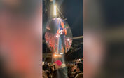 “Se não se maquilharam, maquilhem-se agora”: Vocalista dos Coldplay brinca em palco após momento viral 