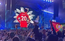 No grande regresso aos palcos, Oasis cantam 'Live Forever' para Diogo Jota