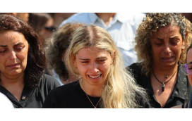 Quem é a mulher que não parava de chorar agarrada a um caixão? Conheça a cunhada de Diogo Jota inconsolável no momento da despedida