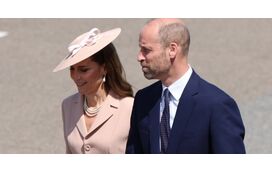 Kate Middleton recebe casal presidencial francês em elegante conjunto Dior nude