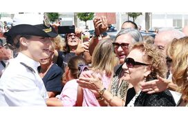 Uma verdadeira estrela! Princesa Leonor é recebida por multidão entusiasmada na Galiza