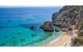 Estas são as melhores praias secretas para mergulhar a dois passos de Lisboa