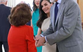 Mãe e filha irrepreensíveis! Letizia e Sofia encantam com elegância e sofisticação com marcas bem conhecidas e acessíveis